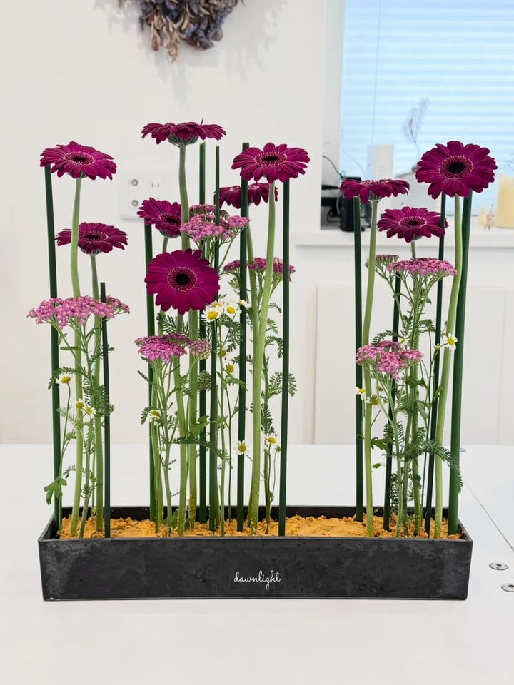见晴花艺工作室的插花，夏季，主色为白、绿、紫。